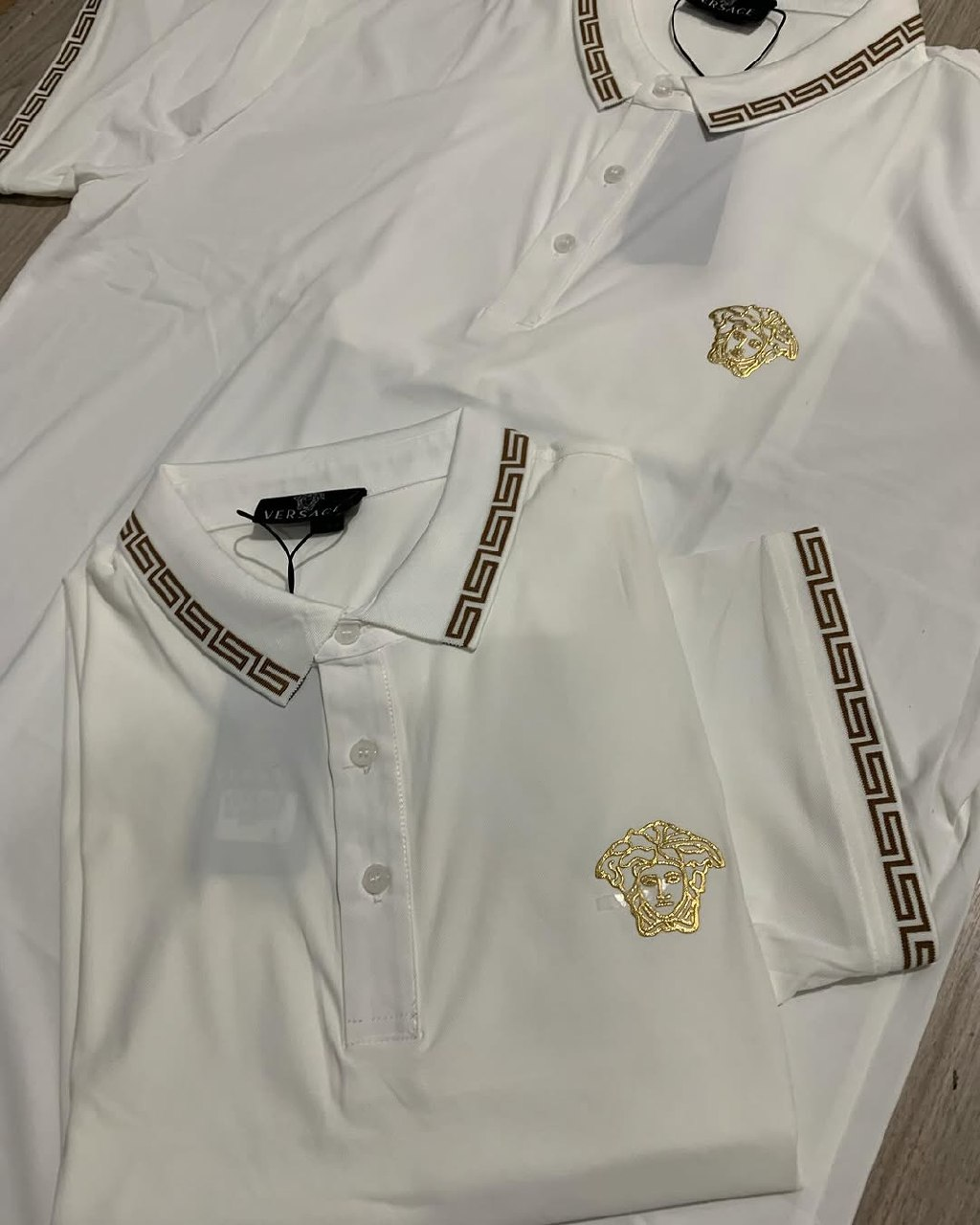 Polo de Luxo Versace Dourada